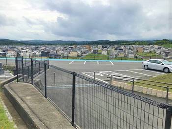 東山墓地の駐車場