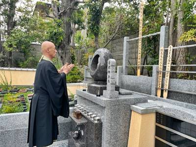 東福寺龍眠庵の合祀墓納骨風景