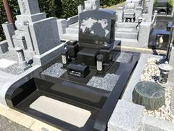 宇治霊園に建つデザイン墓石